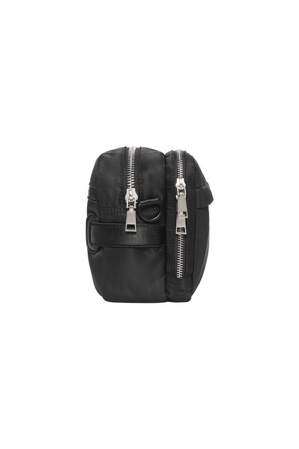 어반 멀티 백 (URBAN Multi Bag) 블랙은 모던하고 심플한 디자인의 남성용 멀티백입니다. 나일론과 폴리에스테르 소재로 제작되어 내구성이 뛰어나며, 미디엄 사이즈로 일상과 스포츠 활동에 적합합니다. D링 장식과 무지 패턴이 특징이며, 다양한 수납공간과 내부 지퍼 포켓, 후면 지퍼 포켓을 갖춰 실용성을 높였습니다. 토트백 및 크로스백으로 변형하여 사용할 수 있으며, 스포츠 용품 수납에도 용이합니다. 사이즈 조절이 가능하고 숨겨진 스트랩이 있어 편리하며, 38mm 웨빙 벨트로 안정감을 더했습니다.
