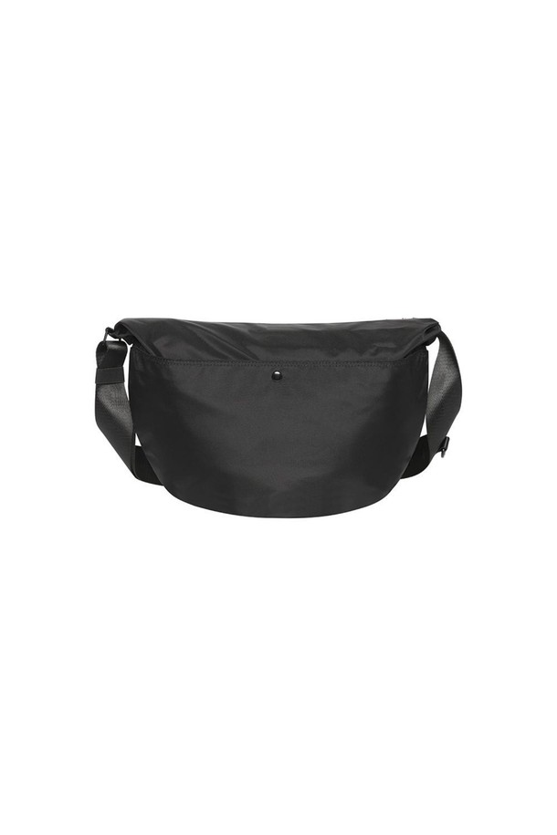URBAN Halfmoon Bag Black은 모던하고 심플한 디자인의 남성용 크로스백입니다. 나일론과 폴리에스터 소재로 제작되었으며, 미디엄 사이즈의 반원 형태에 무지 패턴과 자수 장식이 더해졌습니다. 내부 지퍼 포켓, 외부 스냅 버튼 포켓, 후방 자석 버튼 포켓 등, 실용적인 분리 수납 기능을 갖춘 데일리 백입니다.
