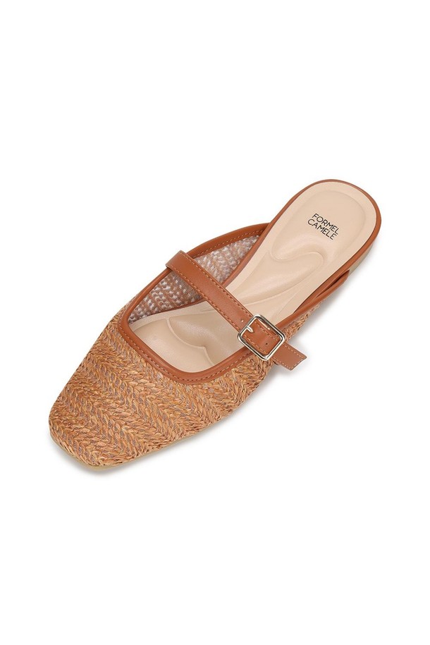 세련된 디자인과 편안한 착용감을 자랑하는 체스타 밴드뮬 Brown 2cm 여성 샌들입니다. 인조가죽과 라피아 소재의 조화로 여름철 일상 및 리조트룩에 잘 어울립니다. 2cm 플랫 굽에 슬립온 디자인으로 편안하게 신을 수 있으며, 라피아 패턴이 돋보이는 뮬 스타일 샌들입니다.
