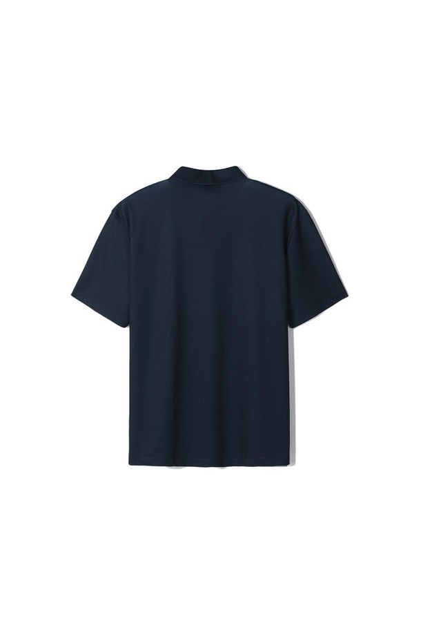 네이비 컬러의 쿨터치 체크 프린트 티셔츠는 시원하고 부드러운 촉감이 특징입니다. 캐주얼 스타일로 일상생활에서 편안하게 착용할 수 있으며, 여름철에도 쾌적함을 유지하도록 흡습, 속건, 통기성을 갖췄습니다. 얇은 두께와 일반핏으로 제작되었으며, 카라넥 디자인에 반소매 기장으로 시원함을 더했습니다. 내구성이 뛰어나고 구김, 먼지, 냄새에 강하며, 어깨 밴드 안쪽에는 메쉬 원단, 밑단에는 옆트임 디테일이 적용되었습니다.
