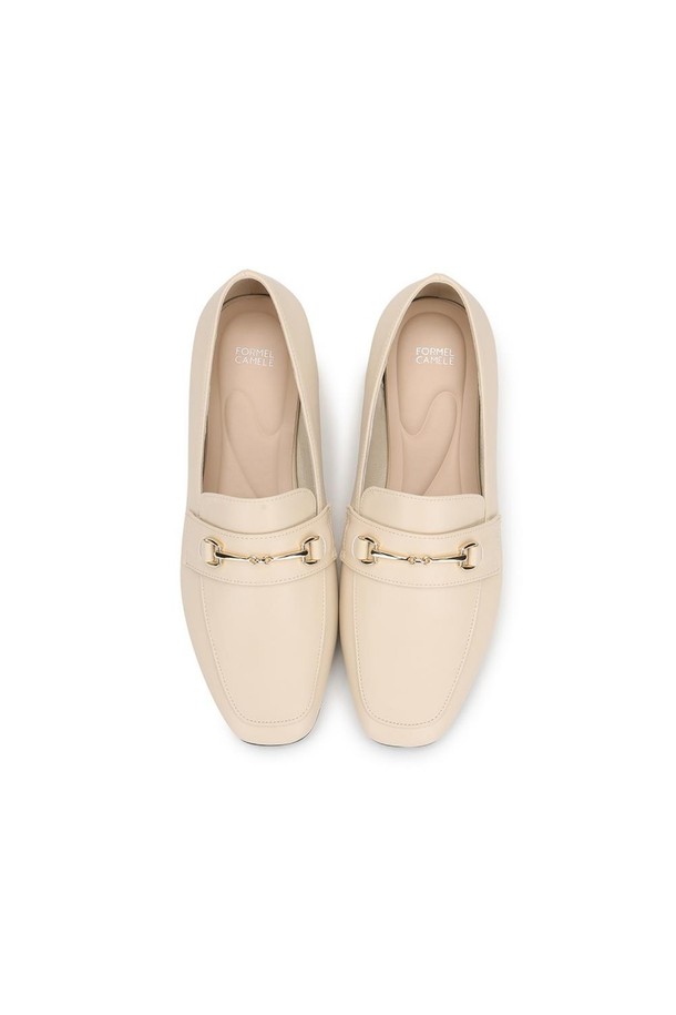 포멜 페르메 로퍼 Ivory 4cm는 부드러운 인조가죽 소재에 은은한 금속 장식으로 포인트를 더한 여성 로퍼입니다. 4cm 로우힐과 4mm 쿠션 인솔, 쿠션 중창이 편안한 착화감을 제공하며, 논슬립 패턴의 합성고무 밑창으로 미끄럼 방지 기능까지 갖췄습니다. 스퀘어 앞코와 슬립온 디자인으로 봄, 여름, 가을, 일상 및 오피스룩에 모두 잘 어울리는 아이보리 컬러의 데일리 슈즈입니다.

