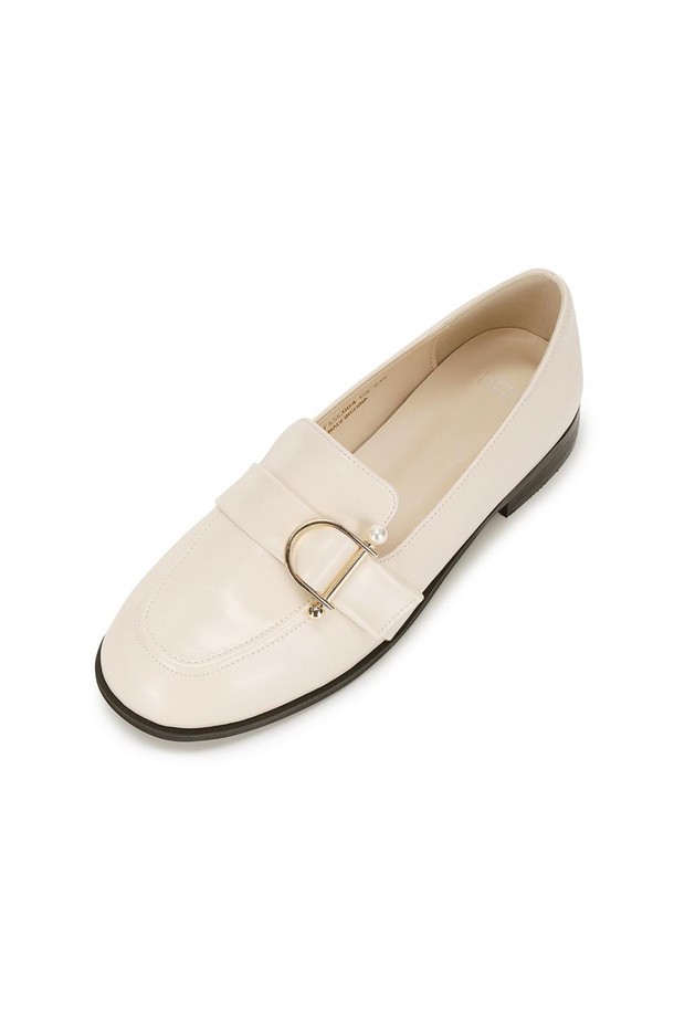 디어 포멜 로퍼 Ivory 2cm는 여성용 로퍼로, 데일리, 신학기, 출근 등 다양한 용도로 활용하기 좋습니다. 부드러운 아이보리 컬러에 2cm 로우힐 굽으로 편안함을 더했으며, 라운드 앞코와 베이직한 디자인이 특징입니다. 인조가죽과 합성고무 소재, 자체 라텍스 인솔로 제작되었으며, 에나멜 소재와 디어포멜 장식이 세련된 포인트를 더합니다.
