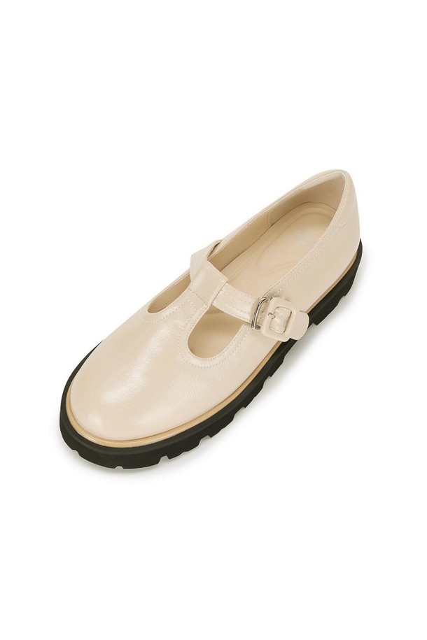 카멜레23 청키 펌프스 Ivory 4cm는 2025 SPRING 컬렉션으로 출시된 여성용 펌프스입니다. 부드러운 아이보리 컬러의 글로시한 인조가죽 소재와 라운드 앞코 디자인이 특징이며, 발볼이 넓어 편안한 착용감을 제공합니다. 4cm 청키힐과 T스트랩, 발을 잡아주는 디자인으로 안정감을 더하고, 고밀도 인솔을 사용하여 더욱 편안하게 신을 수 있습니다.
