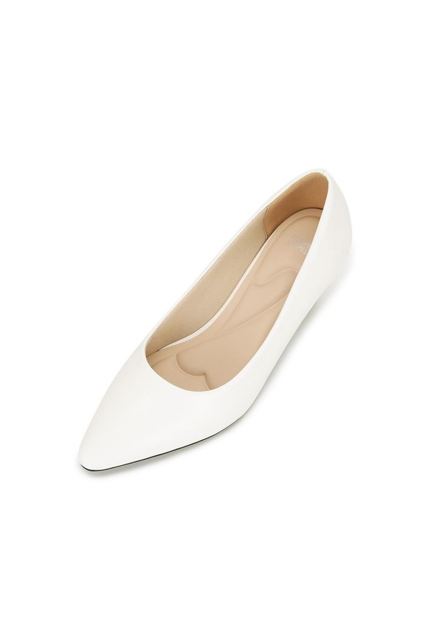 포멜리이즈 펌프스 06 White 6cm는 여성용 펌프스로, 깨끗한 화이트 컬러의 무지 디자인이 특징입니다. 6cm 미들힐과 포인티드 토우 디자인으로 세련된 핏을 연출하며, 인조가죽과 합성고무 소재로 제작되었습니다. 슬립온 스타일로 편안하게 신고 벗을 수 있으며, 이중 쿠션 안감, 무게 분산 설계, 하프인솔 적용으로 장시간 착용에도 편안함을 제공합니다.
