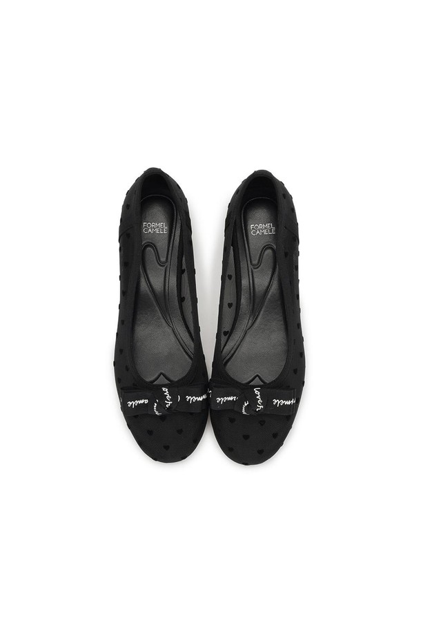 러브포멜 시스루 펌프스 Black 3cm는 시원한 메쉬 소재와 슬립온 디자인으로 편안한 착용감을 선사하는 여성용 펌프스입니다. 라운드 앞코와 로우힐 굽(3cm)은 데일리룩에 자연스럽게 어울리며, 시스루 망사 스타일이 발을 더욱 돋보이게 합니다. 고밀도 인솔로 편안함을 더했으며, 발볼이 넓어 편안한 착용감을 제공합니다.
