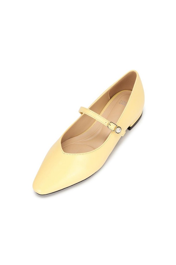 카일라 쁘띠펄 펌프스02 Yellow 2cm는 여성용 펌프스로, 사랑스러운 옐로우 컬러에 라운드 앞코와 2cm 로우힐 굽이 특징입니다. 인조가죽 소재에 메리제인 디자인으로 편안함과 여성스러움을 동시에 선사하며, 펄 및 크리스탈 장식으로 포인트를 더했습니다. 봄, 여름, 가을 다양한 계절에 활용 가능한 데일리 슈즈로, 패딩 안감과 고무창으로 편안한 착용감을 제공합니다.
