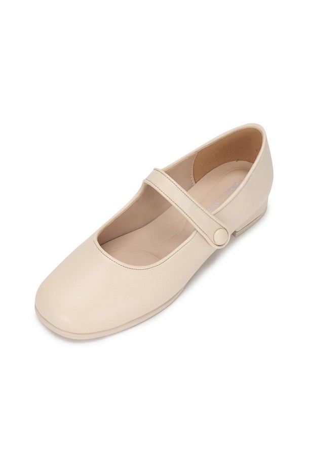 클레어 메리제인 Ivory 2cm는 여성스러운 매력을 더하는 데일리 슈즈입니다. 부드러운 착화감과 미니멀한 디자인으로 봄, 여름철 편안하게 착용하기 좋으며, Ivory, Black, Silver 세 가지 색상으로 출시되어 폭넓은 스타일 연출이 가능합니다. 2cm의 플랫 굽과 인조가죽, 합성고무 소재, 아치 서포트 및 고밀도 스펀지 중창으로 편안함과 안정감을 동시에 제공하는 스트랩 메리제인입니다.
