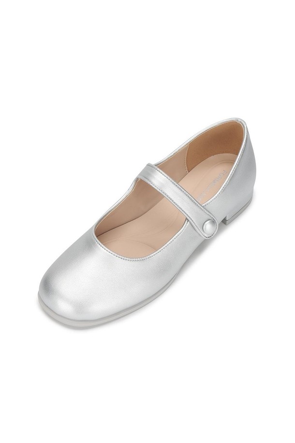 클레어 메리제인 Silver 2cm는 여성스러운 실루엣을 연출하는 로우힐 메리제인 슈즈입니다. 부드러운 인조가죽과 합성고무 소재로 제작되었으며, 라운드 앞코와 스트랩 디자인으로 편안함과 스타일을 동시에 잡았습니다. 2cm 굽에 고밀도 스펀지 중창과 쿠션감을 강화하여, 봄 시즌 일상에서 미니멀하면서도 세련된 룩을 완성해 보세요.
