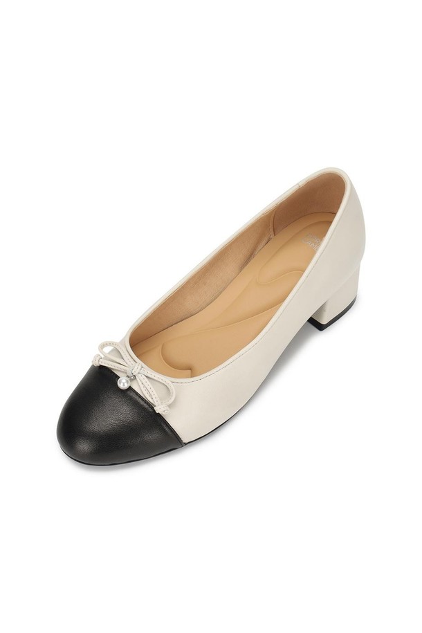 아이보리 컬러의 포멜 레더 보우 펌프스 4.5cm는 부드러운 양가죽 소재로 제작되어 편안한 착용감을 선사합니다. 라운드 토우 디자인에 로우힐 굽으로 안정감을 더했으며, 슬립온 스타일로 간편하게 신고 벗을 수 있습니다. 레이어드 디자인과 보우 장식이 여성스러운 분위기를 연출하여 일상에서 세련되게 연출하기 좋습니다.
