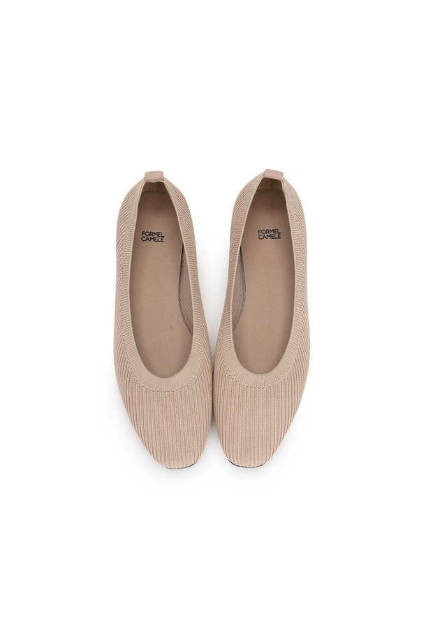 카멜레 니팅 블랑켓 플랫 Beige 1cm는 부드러운 니트 소재로 제작되어 봄, 여름, 가을 시즌에 가볍고 편안하게 신을 수 있는 여성 플랫슈즈입니다. 라운드 앞코와 슬립온 디자인으로 발을 감싸는 듯한 착용감을 제공하며, 1cm의 플랫 굽으로 데일리룩에 자연스럽게 어울립니다. 베이지 컬러의 니팅 패턴이 돋보이며, 경량 소재로 제작되어 편안한 착화감을 선사합니다.
