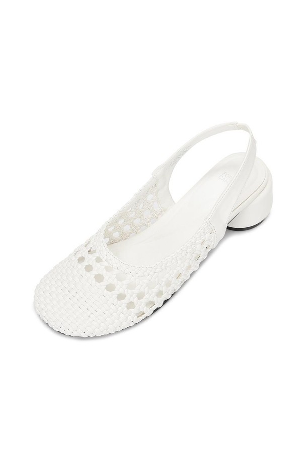 포멜 크라프트 슬링백 02 White 3.5cm는 여성용 슬링백입니다. 메쉬 패턴의 핸드메이드 디자인으로, 일상에서 캐주얼하면서도 드레시한 무드를 연출합니다. 3.5cm 로우힐 굽과 하이덴시티 인솔로 편안한 착용감을 제공하며, 데이트룩, 카페룩, 쇼핑룩 등 다양한 TPO에 잘 어울립니다. 미니멀, 클래식 스타일을 선호하는 분들께 추천하며, 어떤 아이템과도 쉽게 매치할 수 있는 실용적인 아이템입니다.
