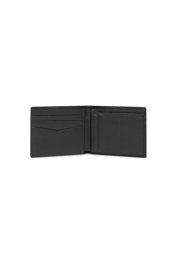 ALEX SOFT(알렉스 소프트) 반지갑 BLACK은 부드러운 천연가죽 소재의 미디엄 사이즈 블랙 반지갑입니다. 엠보싱 처리된 표면과 로고 디자인 장식이 특징이며, 9개의 카드 슬롯, 필름칸, 지폐 수납칸을 갖춰 수납력을 높였습니다. 배타바리 공법으로 제작되었으며, 고급스러운 케이스와 더스트백이 함께 제공됩니다. 심플하고 세련된 클래식, 미니멀 스타일로 일상에서 사용하기 좋습니다.
