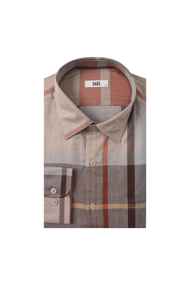 코튼 100% 슈퍼빅체크 캐주얼 셔츠는 베이지와 브라운 두 가지 색상으로 만나볼 수 있으며, 가을과 겨울에 포근하게 착용하기 좋은 긴소매 셔츠입니다. 부드러운 촉감의 면 소재로 제작되어 흡습 및 보온 기능이 뛰어나며, 세미 와이드 카라 디자인으로 깔끔한 핏을 연출합니다. 닥스 시그니처 자수와 카라 키퍼가 내장되어 있어 고급스러움을 더했습니다. 슬림핏, 레귤러핏, 컴포트 슬림핏 세 가지 핏으로 출시되어 다양한 스타일을 즐길 수 있으며, 캐주얼, 클래식, 미니멀 스타일을 모두 소화해 겨울 데일리룩, 출근룩, 모임룩에 활용하기 좋습니다.
