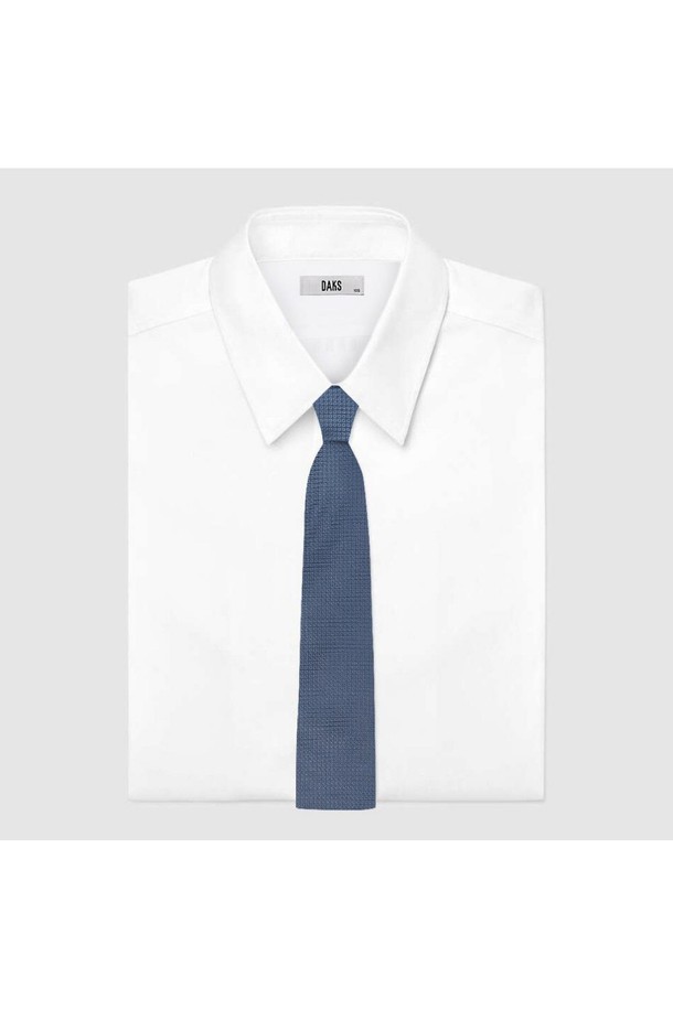 실크 100% 소재의 클래식 솔리드 넥타이, 네이비 컬러입니다. 부드러운 촉감과 고급스러운 광택이 특징이며, 비즈니스 및 일상, 사계절 모두 활용 가능합니다. 깔끔한 무지 디자인으로, 오피스룩, 비즈니스 캐주얼, 회의룩 등 다양한 TPO에 잘 어울립니다. DD 악세서리 장식은 탈부착이 가능하며, 밝거나 어두운 셔츠와도 폭넓게 매치할 수 있어 실용적입니다. 클래식하고 미니멀한 스타일을 선호하는 남성분들께 추천합니다.
