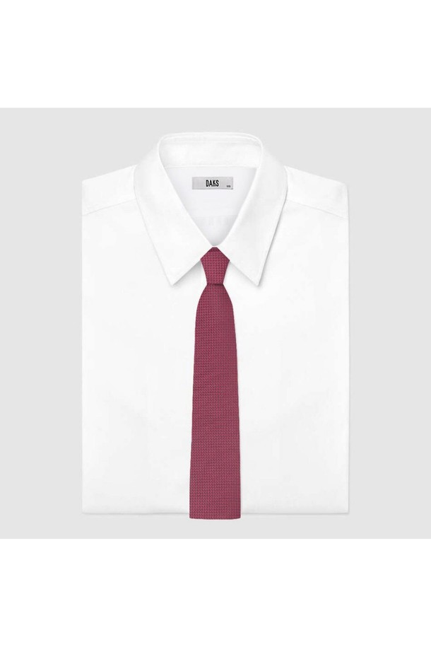 실크 100 클래식 솔리드 넥타이 레드는 남성용 넥타이로, 비즈니스룩에 어울리는 클래식하고 미니멀한 스타일을 연출합니다. 100% 실크 소재로 제작되어 고급스러운 광택과 부드러운 촉감을 자랑하며, 매끄러운 질감이 특징입니다. 솔리드(무지) 패턴의 레드 컬러는 세련된 인상을 주며, 오피스룩, 비즈니스 캐주얼, 회의룩 등 다양한 TPO에 활용 가능합니다. DD 악세서리 디자인 장식이 있으며, 실고리로 연결된 장식은 제거할 수 있습니다.
