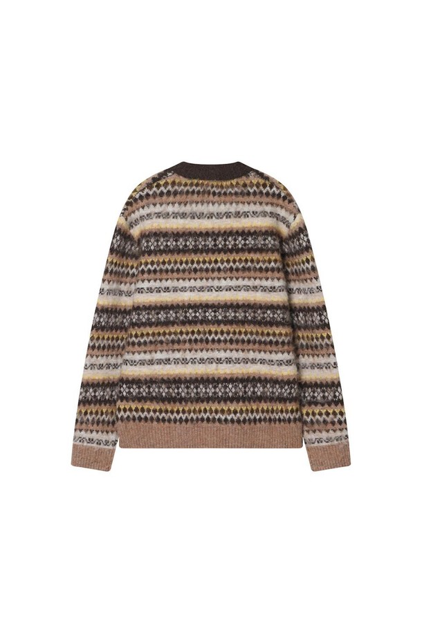 부드러운 울과 아크릴 혼방 소재로 제작된 남성용 페어아일 V넥 가디건입니다. 베이지와 브라운 컬러 배색의 페어아일 패턴이 돋보이며, 두꺼운 두께감으로 가을, 겨울철 따뜻하게 착용할 수 있습니다. 레귤러핏으로 제작되어 편안한 착용감을 선사하며, 버튼 여밈 방식과 긴소매 디자인으로 클래식하고 캐주얼한 스타일을 연출합니다. 데이트룩, 출근룩 등 다양한 TPO에 활용 가능한 니트 카디건입니다. 미니멀한 스타일을 즐겨 입는 남성분들께 추천합니다.
