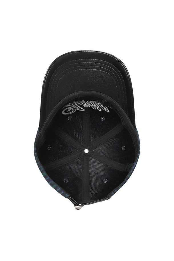 세련된 스타일을 완성하는 울 볼캡 그린입니다. 깊은 모자 깊이와 넓은 챙으로 얼굴이 작아 보이는 효과를 선사하며, 캐주얼, 클래식, 미니멀 스타일 모두 소화 가능합니다. 폴리에스터, 울, 폴리우레탄 혼방 소재에 체크 패턴으로 포인트를 더했고, 스웨이드 가죽 배색과 펠트 자수 디자인 장식이 고급스러움을 더합니다. 동네 마실룩, 카페룩, 가을 나들이룩 등 다양한 TPO에 활용하여 개성 있는 코디를 연출해보세요.
