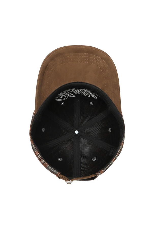 노티카 울 볼캡 오렌지는 깊은 모자 깊이와 넓은 챙으로 디자인된 볼캡입니다. 오렌지 컬러에 체크 패턴이 더해져 개성 있는 스타일을 연출하며, 펠트 자수와 스웨이드 가죽 배색 디테일이 돋보입니다. 모(wool), 폴리에스터, 폴리우레탄, 스웨이드 소재를 사용하여 제작되었으며, 캐주얼, 클래식, 미니멀 스타일을 즐겨 입는 분들께 추천합니다. 동네 마실룩이나 봄 소풍룩에 포인트를 줄 수 있으며, 얼굴이 작아 보이는 효과를 선사하여 캐주얼 코디의 완성도를 높여줍니다.
