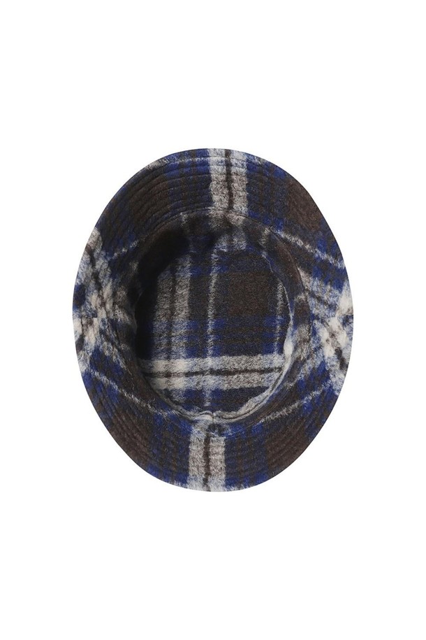 네이비 컬러의 리버시블 울(wool) 버킷햇입니다. 울 혼방 니트 소재로 제작되어 부드러운 촉감을 선사하며, 챙 넓이 5.5cm, 모자 깊이 8.5cm로 편안한 착용감을 제공합니다. 양면 착용이 가능하여 네이비와 카키 컬러, 체크 패턴으로 다양한 스타일을 연출할 수 있습니다. 캐주얼, 클래식, 미니멀 스타일을 즐기는 분들께 추천하며, 가을, 겨울, 봄 시즌의 동네 마실룩, 가을 나들이룩에 활용하기 좋습니다. 자수 디테일이 돋보이며 세트 코디도 가능합니다.
