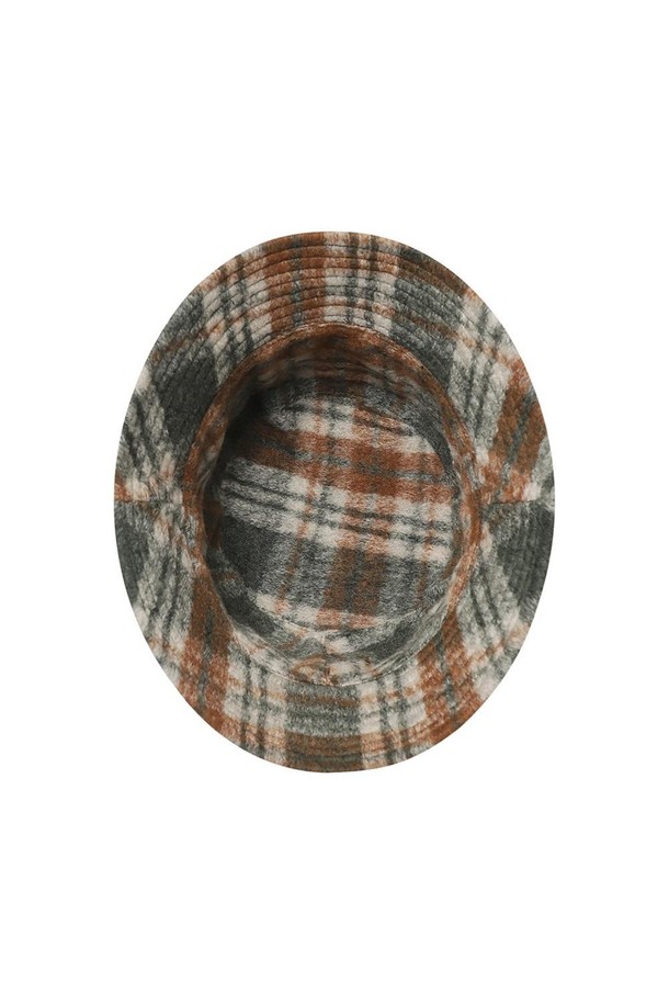 리버시블 울 버킷햇 카키는 가을, 겨울 시즌에 어울리는 모자입니다. 부클 원단과 체크 패턴이 특징이며, 카키와 네이비 두 가지 색상으로 양면 착용이 가능합니다. 울, 폴리에스터, 나일론 혼방 소재로 제작되어 부드러운 촉감과 보온성을 제공하며, 모자 깊이 8.5cm, 챙 넓이 5.5cm로 안정적인 착용감을 선사합니다. 자수 디테일이 더해져 클래식, 캐주얼, 미니멀 스타일의 가을 나들이룩, 겨울 데일리룩, 산책룩에 폭넓게 활용할 수 있습니다. 세트 코디가 가능하여 다양한 스타일 연출이 용이합니다.
