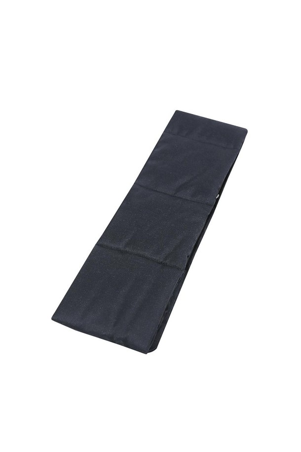 네이비 컬러의 울(wool) 패딩 머플러입니다. 겨울철 보온성을 책임지는 두꺼운 두께감과 부드러운 촉감의 머플러로, 빌보아 안감이 포근함을 더합니다. 캐주얼, 클래식 스타일 모두 소화 가능하며, 일상 및 산책룩에 활용하기 좋습니다. 내부에는 핫팩을 수납할 수 있어 실용적이며, 지퍼 포켓 디자인으로 포인트를 더했습니다. 무지 디자인으로 어떤 옷에도 잘 어울리는 미니멀한 머플러입니다.
