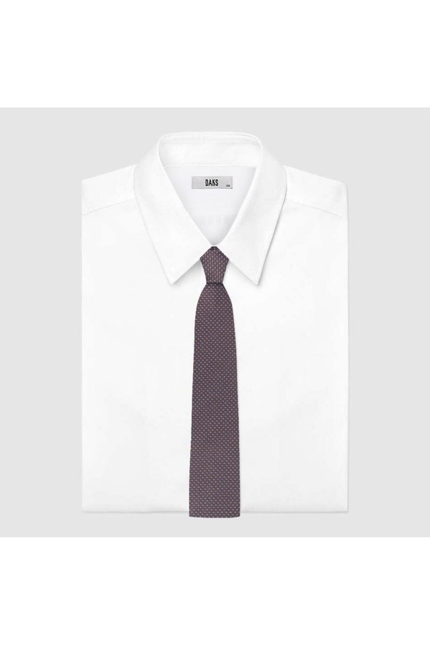 세련된 실크혼방 소재의 마이크로 패턴 올오버 넥타이입니다. 고급스러운 광택과 부드러운 촉감, 매끄러운 소재가 특징으로, 비즈니스룩에 완벽하게 어울립니다. 클래식, 미니멀, 시크한 스타일을 연출하며, 오피스룩, 회의룩, 비즈니스 캐주얼에 적합합니다. 탈부착 가능한 실고리 연결 악세서리 장식이 돋보이는 디자인입니다.
