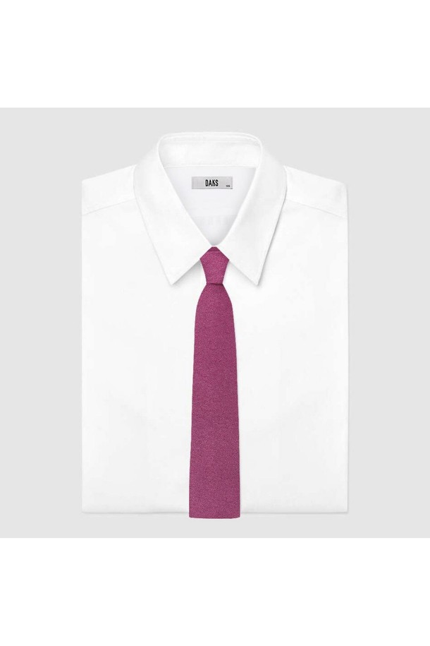 세련된 남성 비즈니스 스타일을 완성하는 실크 혼방 솔리드 자카드 넥타이입니다. 고급스러운 퍼플 컬러와 클래식한 디자인이 돋보이며, 오피스룩, 회의룩, 출근룩에 잘 어울립니다. 부드러운 촉감의 실크 혼방 소재에 자카드 위빙 기법을 사용하여 은은하고 섬세한 패턴을 표현했습니다. DD 악세서리 장식으로 포인트를 더했으며, 탈부착이 가능하여 다양한 스타일 연출이 용이합니다. 미니멀하면서도 세련된 스타일을 선호하는 남성분들께 추천합니다.
