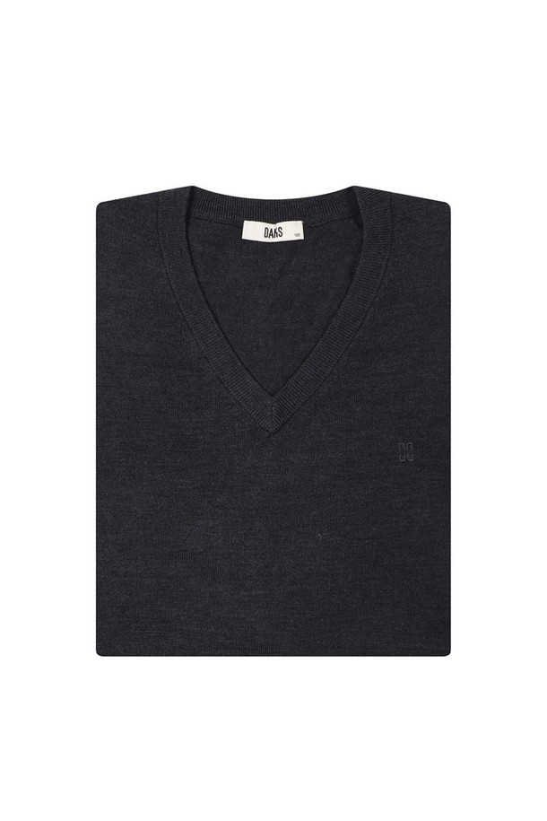 울 100% 워셔블 브이넥 베스트입니다. 가을과 겨울에 착용하기 좋은 두꺼운 두께감으로, 부드러운 촉감이 특징입니다. 레귤러핏으로 제작되어 편안한 착용감을 선사하며, 미니멀하고 베이직한 스타일을 연출합니다. 블랙 컬러의 무지 디자인으로 다양한 룩에 활용하기 좋고, 출근룩에도 잘 어울립니다. 물세탁이 가능하여 관리가 용이합니다.
