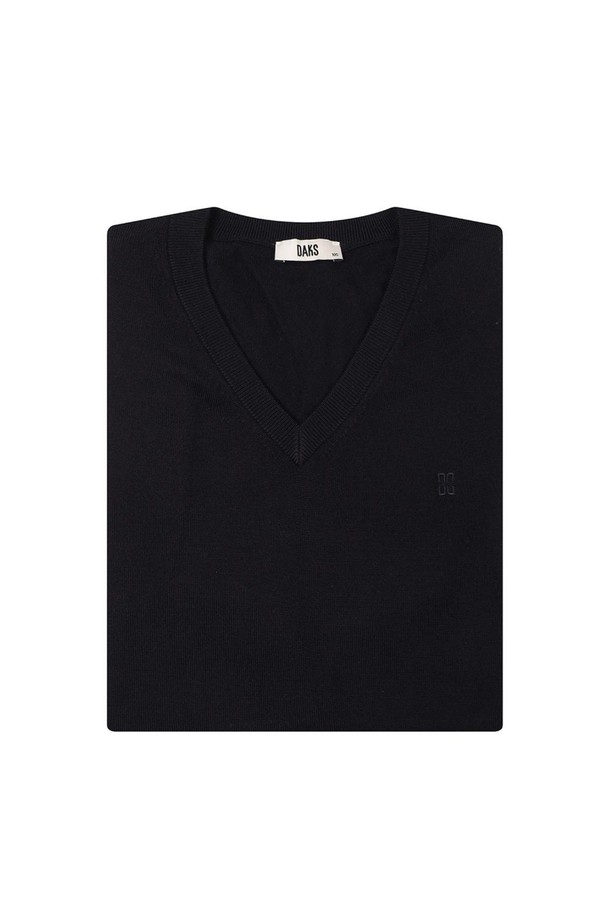 **울100 워셔블 브이넥 베스트**는 부드러운 촉감의 울 100% 소재로 제작되어 편안한 착용감을 선사합니다. 블랙 컬러의 무지 디자인에 레귤러핏과 얇은 두께로 제작되어 어떤 옷에도 자연스럽게 매치됩니다. 사계절 내내 활용 가능한 워셔블 기능으로 관리가 용이하며, 미니멀하고 클래식한 스타일을 연출합니다. 출근룩 또는 비즈니스 캐주얼에 활용하여 세련된 분위기를 더할 수 있습니다. 민소매 디자인과 브이넥 라인이 시원하면서도 단정한 느낌을 줍니다.
