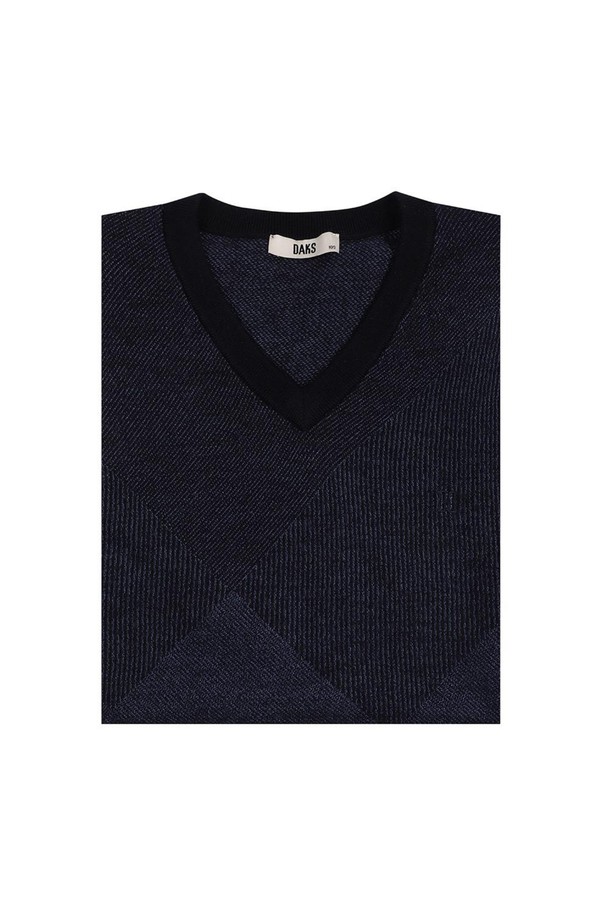 네이비 컬러의 울 100% 자카드 브이넥 베스트입니다. 가을, 겨울 시즌에 어울리는 두꺼운 두께감으로, 베이직하면서도 클래식한 스타일을 연출합니다. 레귤러 핏에 민소매 디자인으로, 출근룩, 오피스룩, 모임룩 등 다양한 TPO에 활용 가능합니다. 자카드 패턴이 돋보이는 디자인으로, 미니멀하면서도 세련된 무드를 더합니다. 울 100% 소재로 제작되어 부드러운 촉감과 보온성을 제공합니다.
