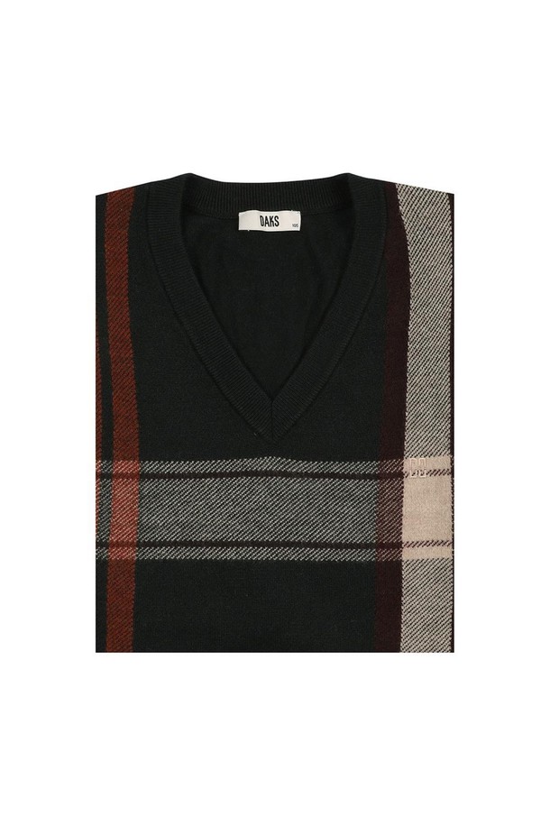 **울 100 빅체크 브이넥 베스트**는 가을, 겨울 시즌 당신의 스타일을 책임질 여성용 베스트입니다. 블랙, 브라운 두 가지 색상으로 출시되어 어떤 옷에도 매치하기 용이하며, 클래식하고 베이직한 스타일을 연출합니다. 울 100% 소재로 제작되어 따뜻하고 포근하며, 두꺼운 두께감으로 고급스러운 느낌을 더합니다. 레귤러핏의 브이넥 디자인과 민소매 스타일은 오피스룩, 출근룩, 모임룩 등 다양한 TPO에 활용 가능합니다. 빅체크 패턴이 돋보이는 이 베스트는 미니멀, 시크 스타일을 선호하는 분들께 추천합니다.
