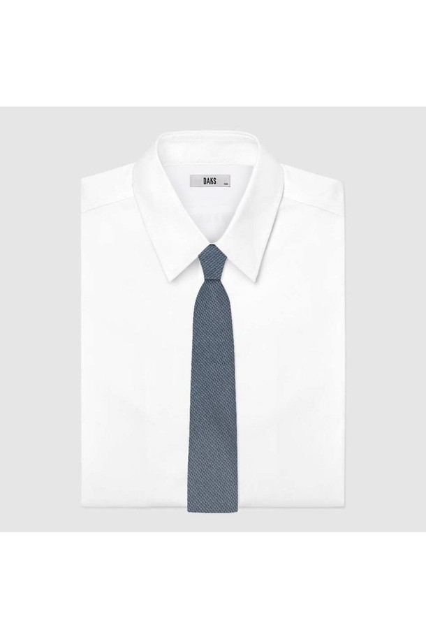 실크 100% 솔리드 패턴 슬림 넥타이는 남성분들을 위한 비즈니스 및 포멀 스타일의 넥타이입니다. 부드러운 촉감의 실크 소재로 제작되어 고급스러운 광택을 자랑하며, 사계절 내내 착용하기 좋습니다. 슬림한 디자인과 솔리드 패턴은 클래식하면서도 세련된 분위기를 연출하며, 오피스룩, 회의룩, 출근룩 등 다양한 TPO에 활용하기 좋습니다. 그레이 컬러로 어떤 셔츠와도 잘 어울려 미니멀하고 시크한 스타일을 완성합니다.
