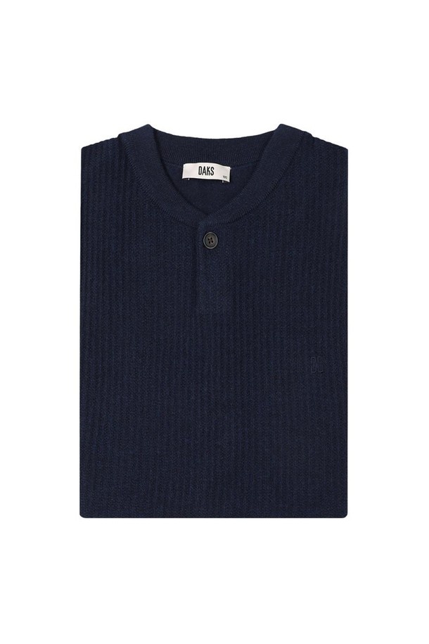 네이비 컬러의 울 100% 헨리넥 베스트입니다. 가을과 겨울, 두 계절에 걸쳐 활용하기 좋은 두께감으로, 레귤러 핏과 무지 디자인이 기본적이면서도 클래식한 분위기를 연출합니다. 헨리넥 디자인은 답답하지 않으면서도 세련된 느낌을 주며, 울 소재 특유의 부드러운 촉감과 보온성을 제공합니다. 출근룩, 오피스룩, 모임룩 등 다양한 TPO에 미니멀하고 클래식한 스타일로 연출하기 좋습니다.
