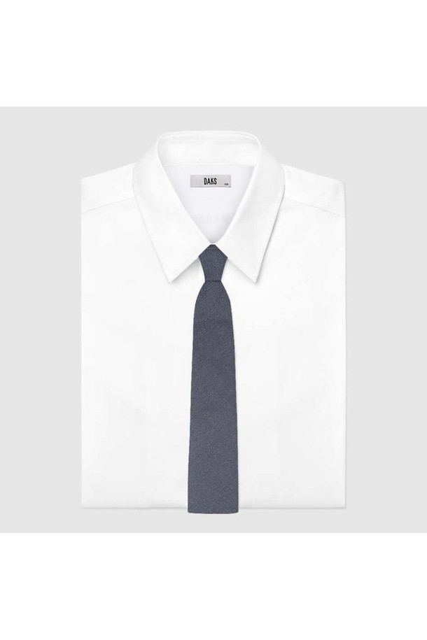 네이비 컬러의 실크혼방 솔리드 슬림 넥타이입니다. 부드러운 촉감과 고급스러운 광택이 특징이며, 깔끔한 디자인으로 클래식하고 미니멀한 스타일을 연출합니다. 비즈니스, 오피스룩, 회의룩, 비즈니스 캐주얼에 잘 어울리는 제품입니다. 솔리드 및 멜란지 패턴으로 제작되어 다양한 셔츠에 매치하기 용이합니다. 슬림한 디자인으로 세련된 비즈니스룩을 완성해보세요.
