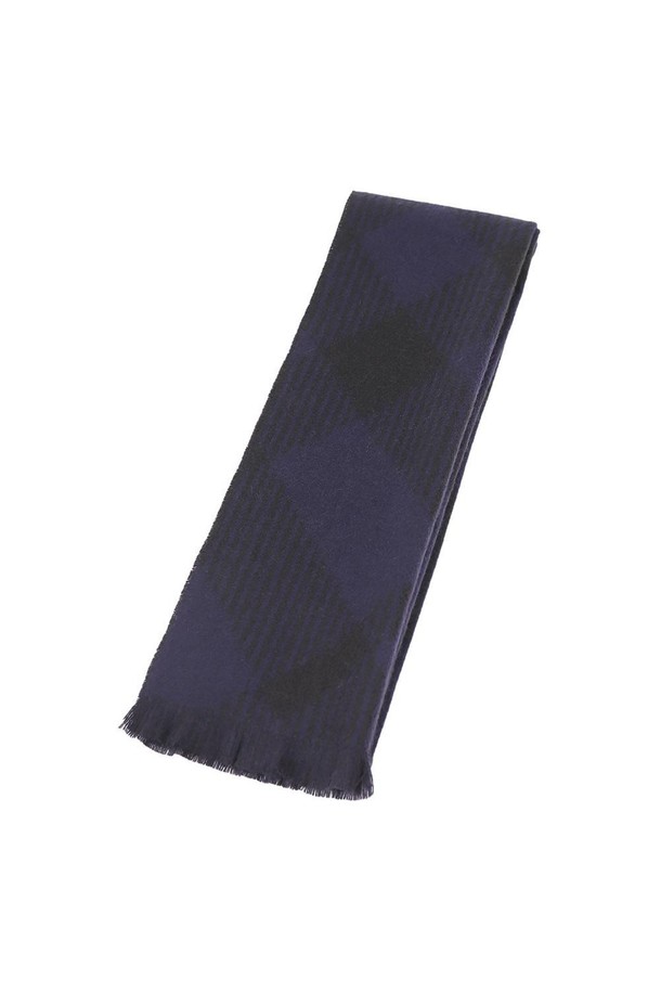 캐시미어 100% 우븐 바이어스체크 머플러 그레이는 가을, 겨울 시즌에 착용하기 좋은 머플러입니다. 클래식하고 모던한 스타일을 연출하며, 겨울 데일리룩, 모임룩, 데이트룩 등 다양한 TPO에 활용할 수 있습니다. 고급스러운 캐시미어 소재로 제작되어 부드러운 촉감을 선사하며, 그레이와 네이비 두 가지 컬러로 출시되었습니다. 바이어스체크 패턴이 은은하게 포인트가 되어 미니멀한 스타일에 포인트를 더합니다.
