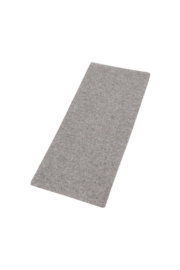 캐시미어 쁘띠 롱터널홀 3색 솔리드 머플러 브라운은 가을과 겨울, 포근함과 스타일을 동시에 만족시키는 머플러입니다. 부드럽고 고급스러운 캐시미어 소재로 제작되어, 피부에 닿는 감촉이 훌륭합니다. 3가지 색상의 솔리드 디자인과 단정하면서도 감각적인 포인트가 돋보이며, 롱터널홀 스타일로 착용의 편리함을 더했습니다. 클래식, 캐주얼, 미니멀 등 다양한 스타일을 소화하며 겨울 데일리룩, 산책룩, 모임룩에 모두 잘 어울립니다. 브라운 컬러는 어떤 스타일에도 매치하기 쉬워 활용도가 높습니다.
