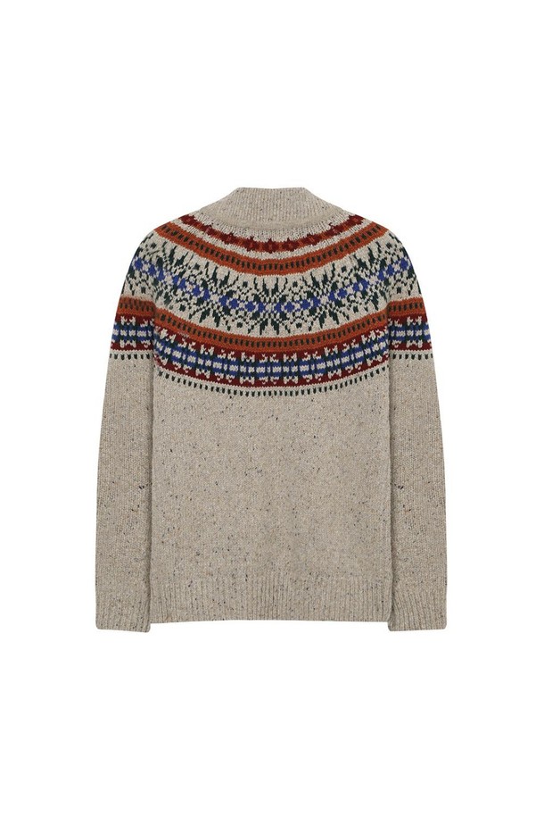 부드러운 울 소재로 제작된 "노르딕 숄 하이넥 가디건" 베이지 색상입니다. 가을, 겨울 시즌에 어울리는 두꺼운 두께감으로 따뜻하게 착용할 수 있습니다. 숄 카라 디자인과 하이넥 스타일이 돋보이며, 노르딕 패턴이 캐주얼하면서도 베이직한 무드를 연출합니다. 남녀 모두 착용 가능하며, 모임룩, 캐주얼, 클래식, 미니멀 스타일 연출에 활용하기 좋습니다. 레귤러핏으로 편안하게 착용 가능하며, 긴 소매 기장입니다.
