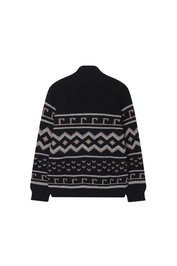 네이비 컬러의 여성용 노르딕 하이넥 가디건입니다. 가을과 겨울, 두 계절에 걸쳐 포근하게 착용할 수 있으며, 일상에서 캐주얼하고 베이직한 스타일을 연출하기 좋습니다. 부드러운 울 소재로 제작되어 뛰어난 촉감을 자랑하며, 레귤러 핏과 긴소매 디자인으로 편안한 착용감을 선사합니다. 하이넥 디자인과 두꺼운 두께감, 노르딕 패턴이 더해져 따뜻하고 세련된 분위기를 자아냅니다.
