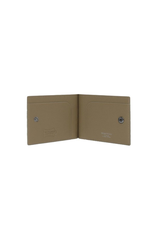 SHARP(샤프) 메쉬 카드지갑 베이지는 미니멀, 클래식, 캐주얼 스타일에 잘 어울리는 카드지갑입니다. 부드러운 천연 가죽 소재에 메쉬 패턴을 더해 세련된 디자인을 완성했으며, 스냅 버튼으로 간편하게 잠금/열림이 가능합니다. 내부에는 카드 슬롯 2개와 지폐칸 1개가 있어 수납력을 높였으며, 슬림하고 가벼워 휴대성이 뛰어납니다. 데이트룩, 카페룩, 쇼핑룩 등 다양한 TPO에 활용하기 좋고, 케이스와 더스트백을 함께 제공하여 소장 가치를 더합니다. FREE 사이즈로 제작되었습니다.
