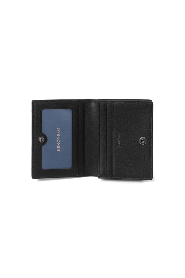 세련된 블랙 컬러의 소가죽 명함지갑입니다. 클래식하고 미니멀한 디자인으로 오피스룩, 비즈니스 캐주얼 등 다양한 TPO에 잘 어울립니다. 콤팩트한 스몰 사이즈에 스냅형 잠금 방식으로, 카드 수납칸 5개, 필름칸 1개, 지폐 및 명함 수납이 가능하여 실용적입니다. 배타바리 공법으로 제작되어 내구성이 뛰어나며, 케이스와 더스트백이 함께 제공됩니다. 시크한 스타일을 선호하는 분들께 추천합니다.
