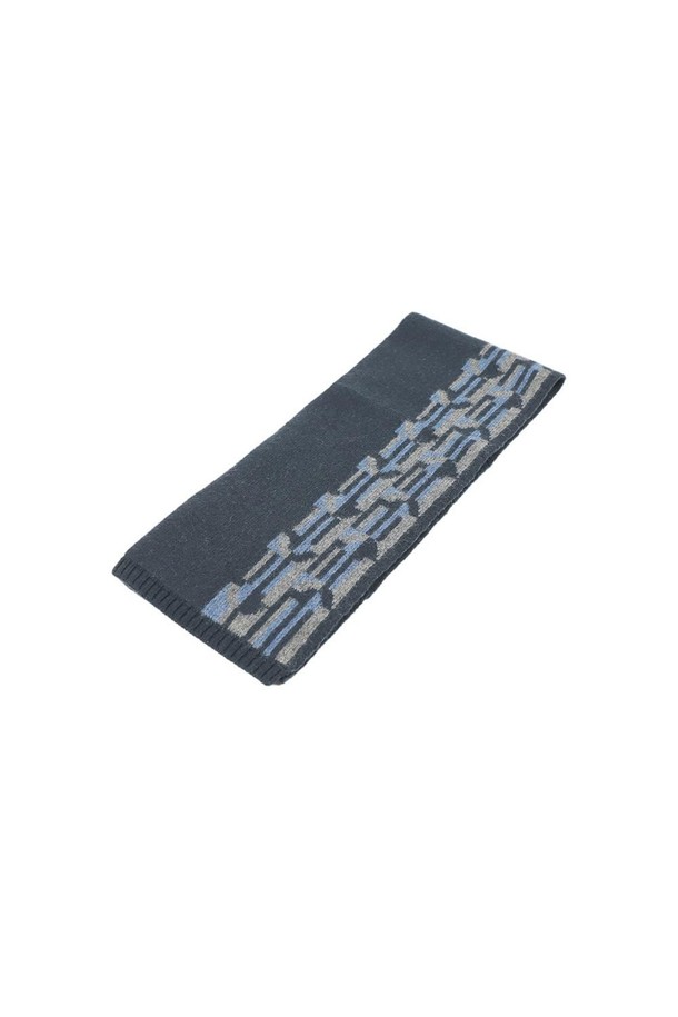 캐시미어 100% 쁘띠 터널홀 하프앤하프 머플러는 부드러운 민트 컬러의 캐시미어 소재로 제작되어 가을, 겨울철 보온성을 책임집니다. 터널홀 디자인으로 간편하게 착용 가능하며, 하프앤하프 스타일이 특징으로 클래식, 미니멀, 캐주얼 등 다양한 스타일 연출에 용이합니다. 산책룩, 카페룩, 겨울 데일리룩에 포인트 아이템으로 활용하여 따뜻하고 세련된 분위기를 더할 수 있습니다. FREE 사이즈로 제작되었습니다.
