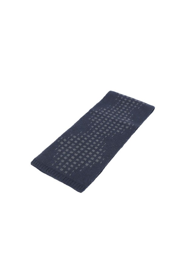 네이비 컬러의 캐시미어 100% 쁘띠 터널홀 도트웨이브 머플러입니다. 가을과 겨울, 쌀쌀한 날씨에 따뜻함과 스타일을 동시에 선사합니다. 부드러운 촉감과 고급스러운 분위기를 연출하며, 클래식과 캐주얼 스타일 모두에 잘 어울립니다. 톤 다운된 네이비 컬러에 도트 및 체크 패턴이 은은하게 조화를 이루어, 겨울 데일리룩, 산책룩, 카페룩 등 다양한 TPO에 활용하기 좋습니다. 터널홀 디자인으로 착용 편의성을 높였습니다.
