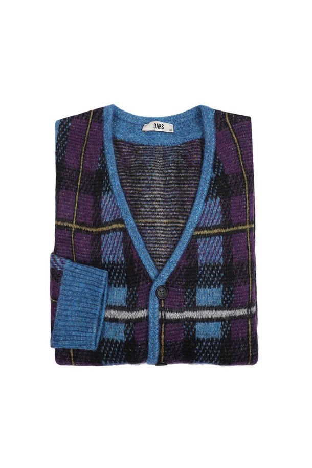 블루와 퍼플 컬러의 울 혼방 모헤어 체크 가디건입니다. 부드러운 촉감의 두꺼운 두께감으로 가을, 겨울 시즌에 따뜻하게 착용할 수 있습니다. 레귤러 핏과 V넥 디자인으로 어떤 스타일에도 잘 어울리며, 캐주얼한 무드를 연출합니다. 긴 소매와 버튼 여밈 방식으로 편안함과 스타일을 모두 갖췄습니다. 일상에서 활용하기 좋은 니트 가디건입니다.
