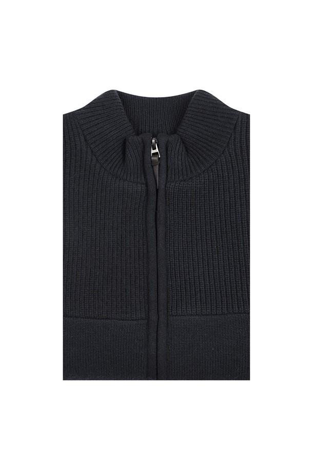 **울 100 패딩 베스트**

겨울철 보온성을 책임지는 울 100% 소재의 패딩 베스트입니다. 무지 디자인과 블랙 컬러로 어떤 옷에도 쉽게 매치하여 클래식, 미니멀, 캐주얼 스타일을 연출할 수 있습니다. 출근룩이나 모임룩에 활용하기 좋으며, 레귤러핏과 두꺼운 두께감으로 따뜻하게 착용할 수 있습니다. 집업 스타일로 편안하게 여밀 수 있으며, 민소매 디자인으로 활동성을 높였습니다. 안감은 패딩으로 제작되어 뛰어난 보온성을 제공합니다.
