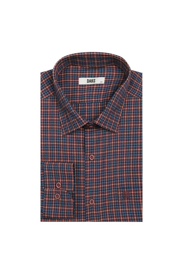 네이비와 레드의 스몰 체크 패턴이 돋보이는 기모 폴리혼방 셔츠입니다. 부드러운 촉감의 이지케어 소재로 제작되어 가을, 겨울철 일상에서 편안하게 착용하기 좋습니다. 레귤러핏과 카라넥 디자인으로 캐주얼하면서도 클래식한 분위기를 연출합니다. 출근룩 또는 비즈니스 캐주얼 스타일에도 활용하기 좋으며, 긴 소매 기장과 두꺼운 두께감으로 따뜻함을 더했습니다.
