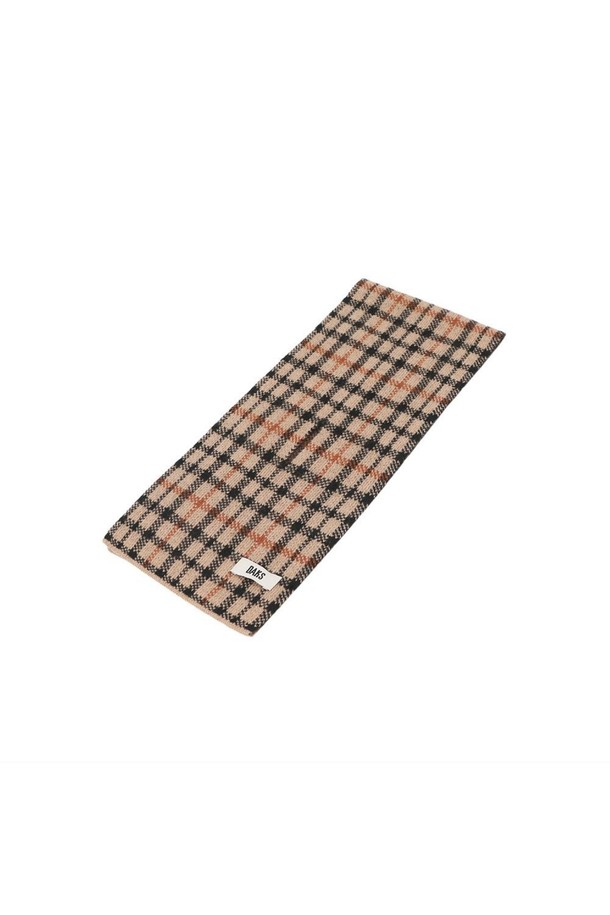 [25FW] 캐시미어 100 하우스체크 쁘띠 머플러는 부드러운 촉감의 캐시미어 소재로 제작되어 가을, 겨울철 보온성을 책임지는 머플러입니다. 베이지와 브라운 컬러의 클래식한 하우스체크 패턴이 돋보이며, 쁘띠 사이즈로 제작되어 출근룩, 모임룩 등 다양한 스타일에 미니멀하게 연출하기 좋습니다. 가볍게 둘러 클래식한 무드를 더하거나, 코트 안에 넣어 포근함을 더하는 등 폭넓게 활용할 수 있습니다.
