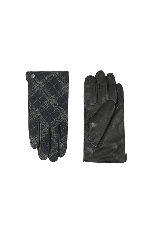 블랙과 그레이 컬러의 양가죽 콤비 소재로 제작된 [25FW] 양가죽 콤비 체크 스마트터치 장갑입니다. 가을과 겨울 시즌에 착용하기 좋으며, 일상생활과 출근룩, 모임룩 등 다양한 TPO에 활용 가능합니다. 클래식, 미니멀, 캐주얼 스타일을 모두 아우르며, 체크 패턴과 버튼 디테일이 돋보이는 디자인입니다. 스마트폰 터치가 가능한 기능성 장갑으로, 두꺼운 두께감으로 따뜻하게 손을 보호해 줍니다.
