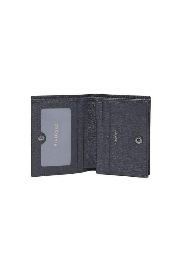 고트 엠보 명함 중지갑 BLACK은 소가죽 소재의 엠보 패턴이 돋보이는 중지갑입니다. 스냅 버튼으로 여닫을 수 있으며, "배타바리 통판겹침기법"으로 제작되어 견고함을 더했습니다. 내부에는 카드 슬롯 3개, 필름칸, 명함칸, 그리고 지폐 수납칸이 마련되어 있어 실용적입니다. 비즈니스 캐주얼, 오피스룩, 모임룩 등 다양한 TPO에 어울리는 클래식, 미니멀, 시크 스타일을 연출할 수 있습니다. 케이스와 더스트백이 함께 제공되어 선물용으로도 좋습니다.
