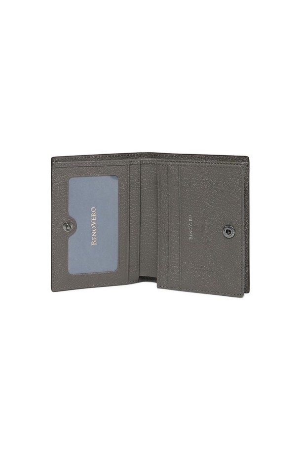 세련된 분위기를 연출하는 '고트 엠보' 명함 중지갑 BROWN입니다. 부드러운 촉감과 은은한 광택이 돋보이는 고트 가죽 소재로 제작되었으며, 엠보 패턴이 고급스러움을 더합니다. 내부에는 지폐 수납칸, 카드 슬롯 3개, 필름칸, 명함칸이 마련되어 실용적인 수납을 지원합니다. 견고한 배타바리 공법과 스냅 버튼 잠금 방식으로 제작되어 튼튼하며, 클래식, 미니멀, 시크 스타일의 오피스룩, 비즈니스 캐주얼, 모임룩에 잘 어울립니다. 케이스와 더스트백을 함께 구성하여 소중하게 보관할 수 있습니다.
