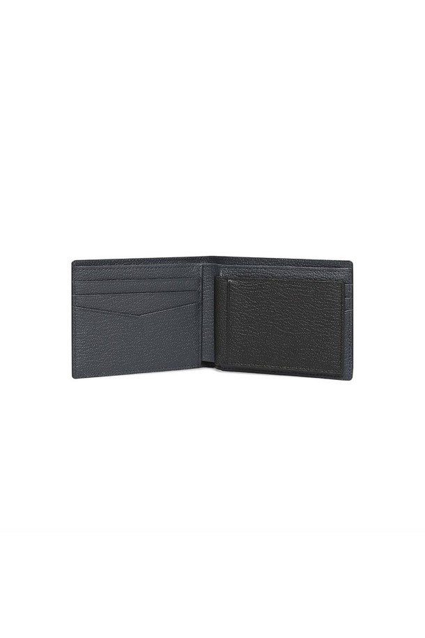 견고한 내구성과 고급스러운 감각을 자랑하는 고트 엠보 반지갑 BLACK입니다. 부드러운 터치감과 은은한 광택이 돋보이는 고트 가죽 소재로 제작되었으며, 엠보 패턴이 세련된 디자인을 더합니다. 내부에는 10개의 넉넉한 카드 슬롯, 필름칸, 그리고 지폐 수납칸이 마련되어 실용성을 높였습니다. 배타바리 공법으로 제작되어 견고하며, 클래식하고 미니멀한 스타일을 추구하는 분들께 추천합니다. 출근룩과 비즈니스 캐주얼에 잘 어울리며, 케이스와 더스트백을 함께 제공하여 선물용으로도 좋습니다.
